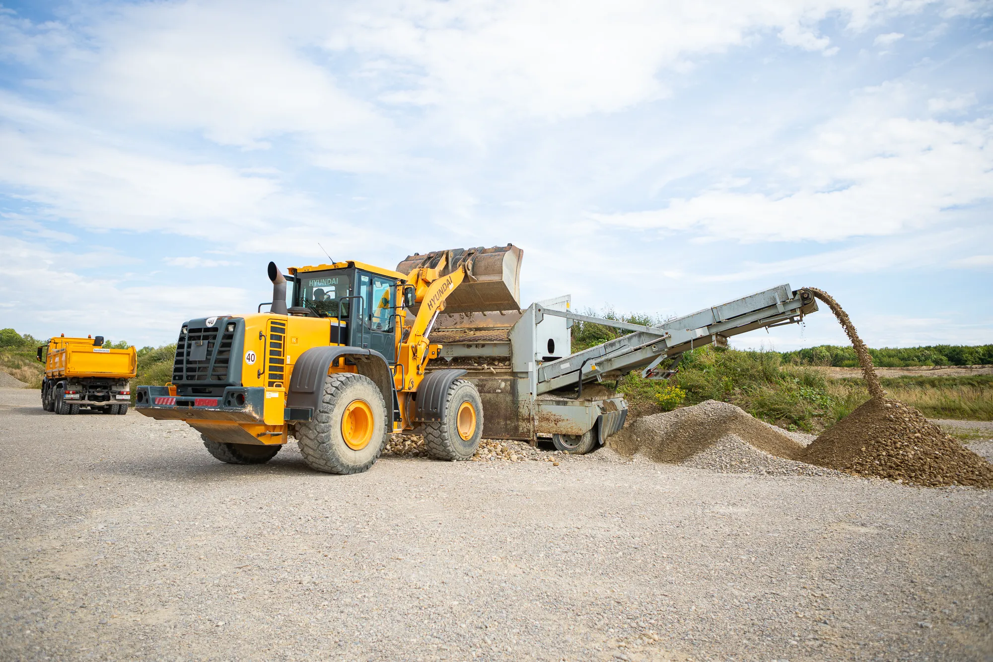 Radlader der Dieter Lindner GmbH bei der Kiesaufbereitung – präziser Materialumschlag für die Verarbeitung und Klassierung von regionalem Schüttgut.